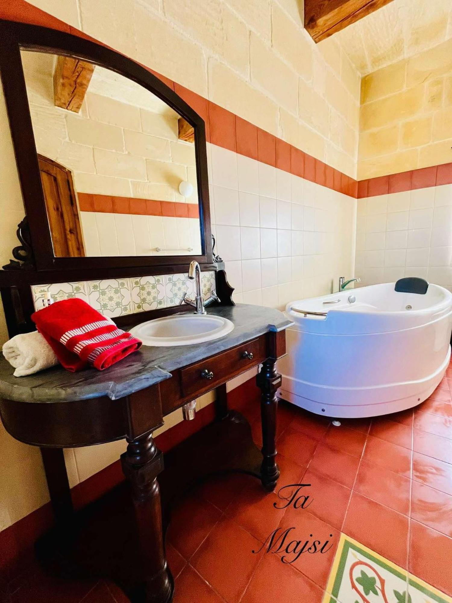 Ta Majsi Farmhouse With Indoor Heated Pool San Lawrenz Extérieur photo