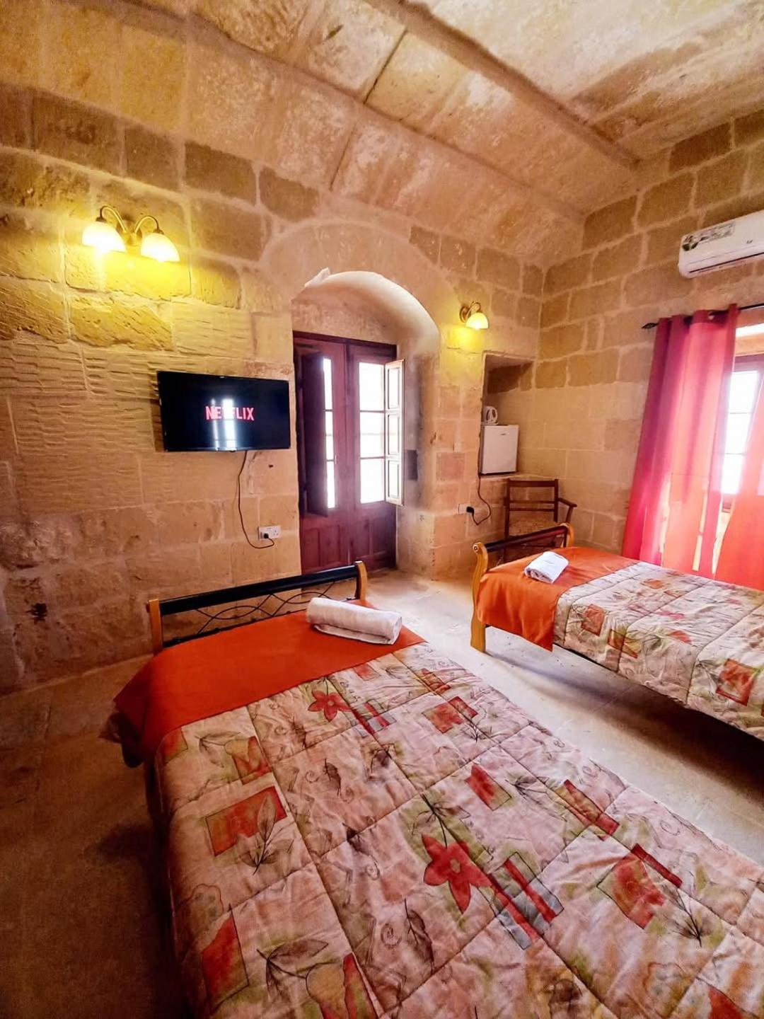 Ta Majsi Farmhouse With Indoor Heated Pool San Lawrenz Extérieur photo